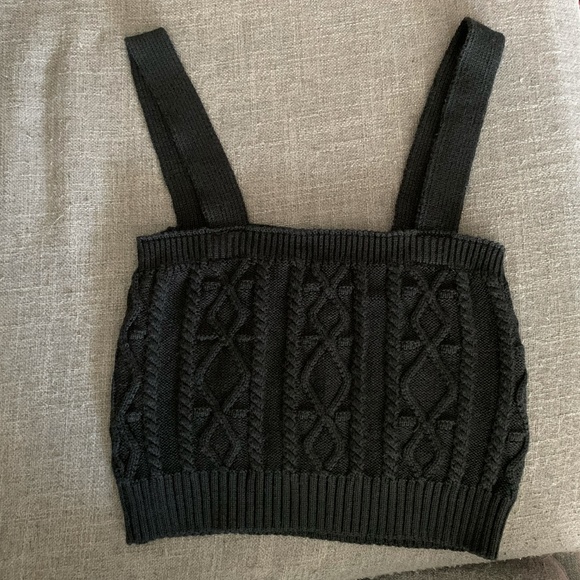 Cropped Knitted Tank Top - Picture 3 of 3